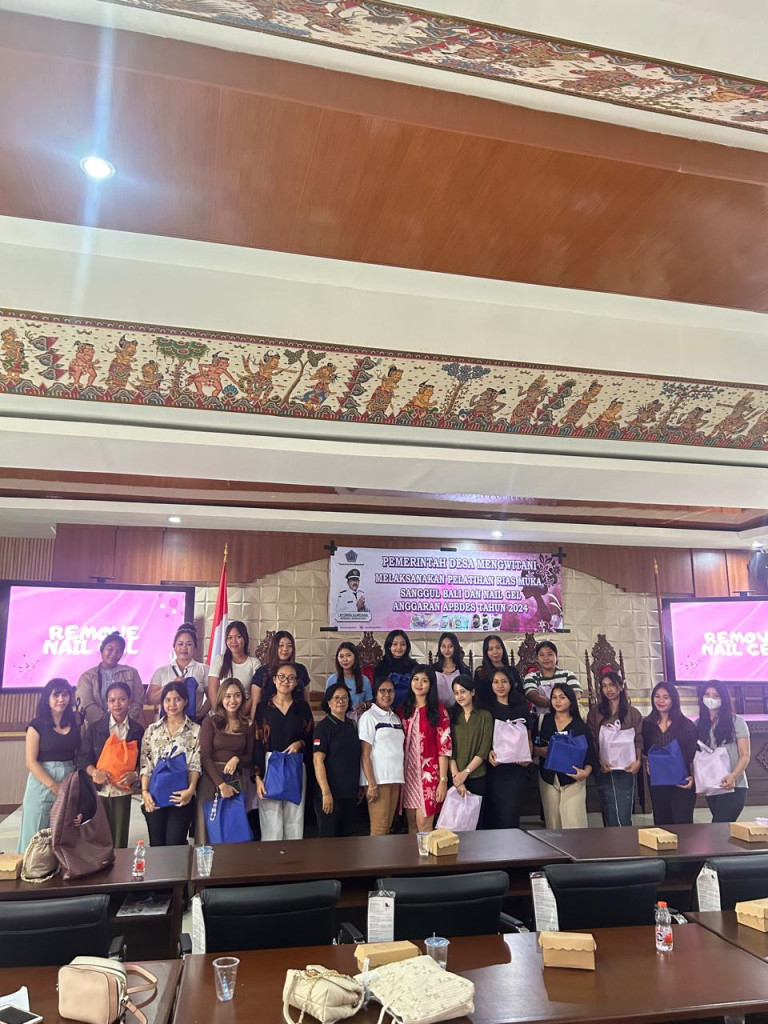 BERLANGSUNG KEGIATAN PELATIHAN NAILSGEL YANG DIADAKAN DI GEDUNG PERTEMUAN DESA MENGWITANI YANG DI BINA LANGSUNG OLEH PROFESIONAL NAILS YAITU DINDA BEAUTY NAIL.